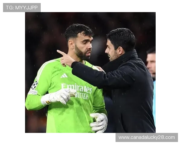 阿森纳门将拉亚出击失误,险送利物浦进球